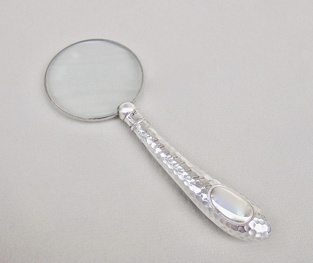 EDWARDIAN SPOT HAMMERED SILVER MAGNIFYING GLASS BY A & J ZIMMERMAN, BIRMINGHAM 1906