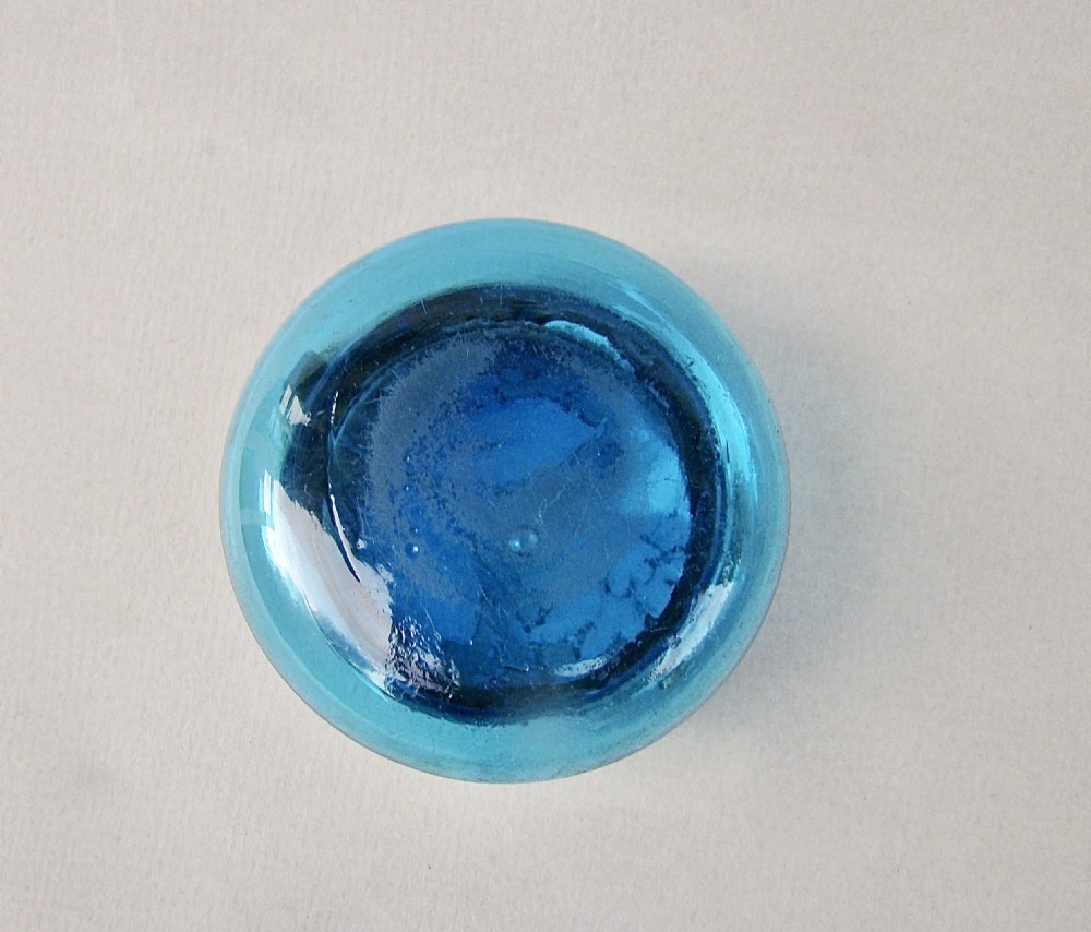 DELIGHTFUL FRENCH TURQUOISE GLASS ENAMELLED TRINKET BOX, CIRCA 1890 View VI