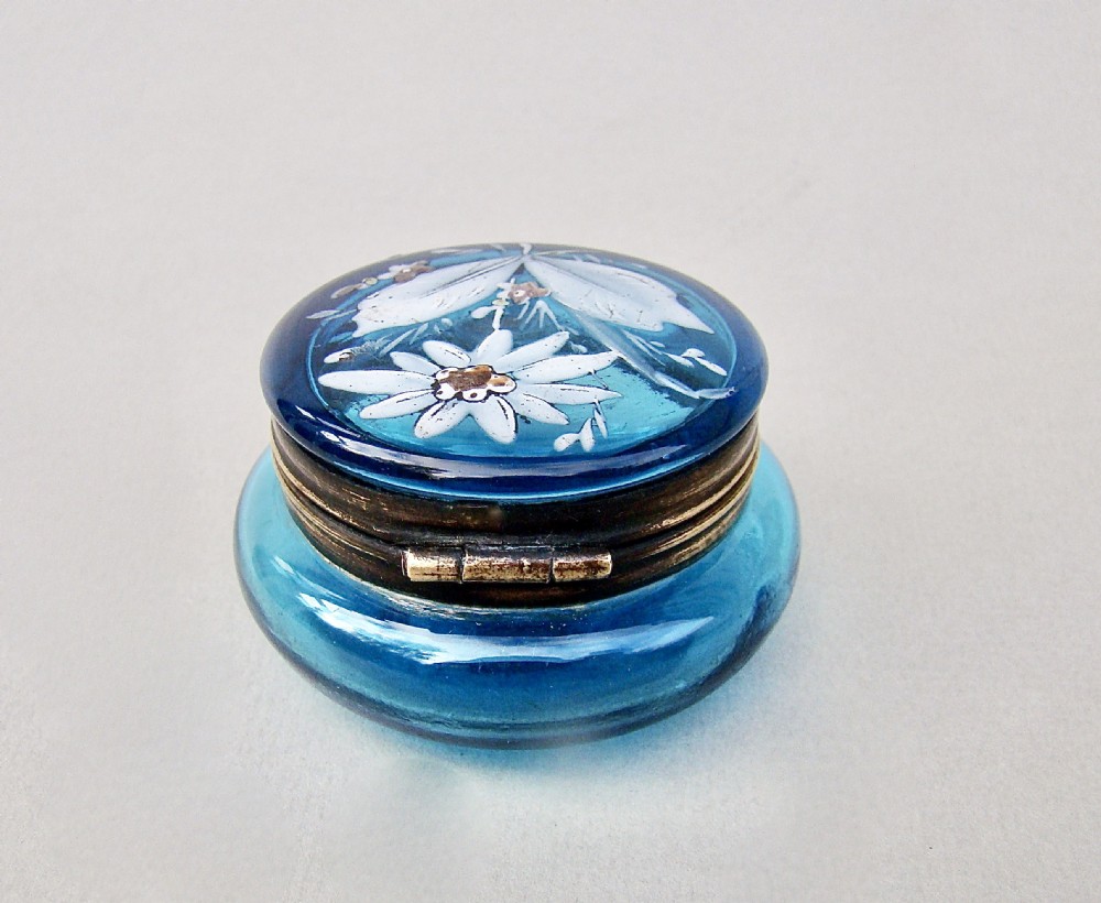 DELIGHTFUL FRENCH TURQUOISE GLASS ENAMELLED TRINKET BOX, CIRCA 1890 View VII