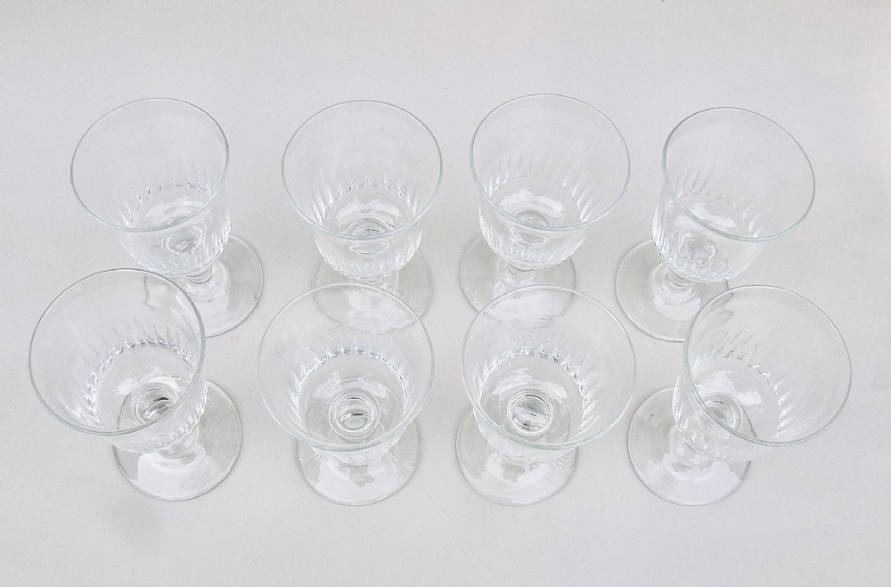 ELEGANT SET OF EIGHT FRENCH WINE GLASSES, CIRCA 1900 View IV