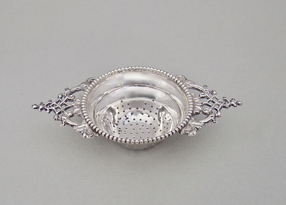 DELIGHTFUL GEORGE V SILVER TEA STRAINER BY WALKER & HALL, SHEFFIELD 1915