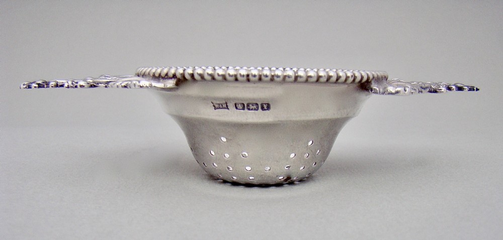 DELIGHTFUL GEORGE V SILVER TEA STRAINER BY WALKER & HALL, SHEFFIELD 1915 View IV
