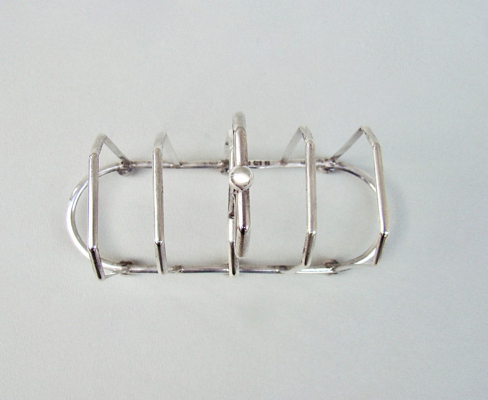 UNUSUAL VICTORIAN SILVER FIVE DIVISION TOAST RACK BY THE WILLIAM DEVENPORT, BIRMINGHAM 1900 View V