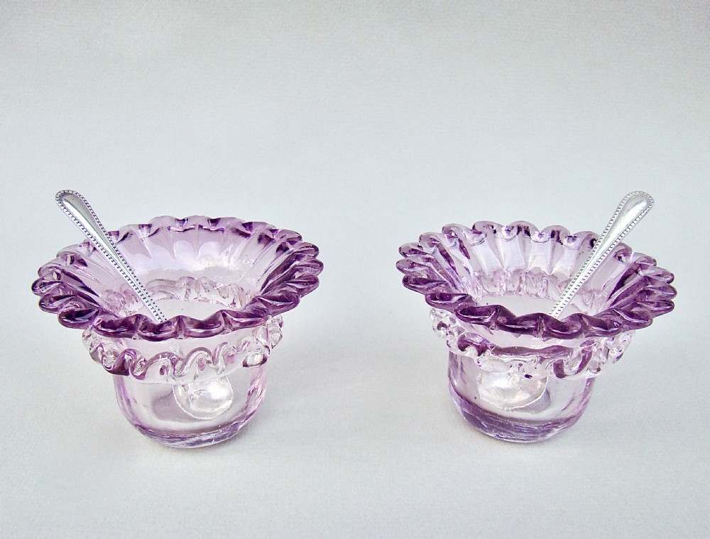 DELIGHTFUL PAIR OF VICTORIAN AMETHYST GLASS SALTS WITH SILVER SPOONS, BIRMINGHAM 1900 View II