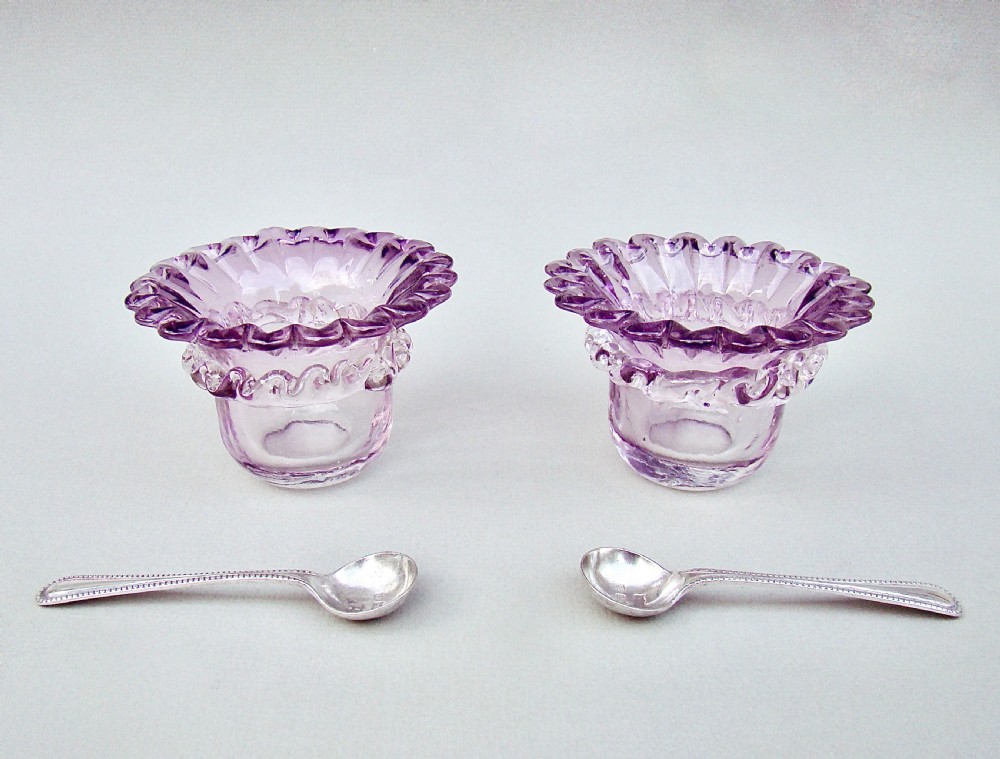 DELIGHTFUL PAIR OF VICTORIAN AMETHYST GLASS SALTS WITH SILVER SPOONS, BIRMINGHAM 1900