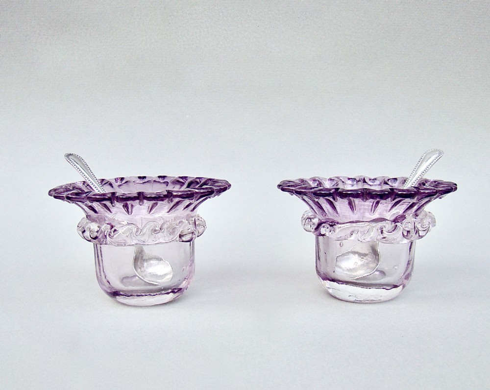 DELIGHTFUL PAIR OF VICTORIAN AMETHYST GLASS SALTS WITH SILVER SPOONS, BIRMINGHAM 1900 View IV
