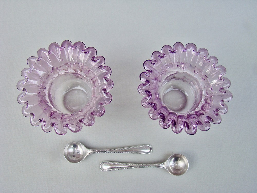 DELIGHTFUL PAIR OF VICTORIAN AMETHYST GLASS SALTS WITH SILVER SPOONS, BIRMINGHAM 1900 View V