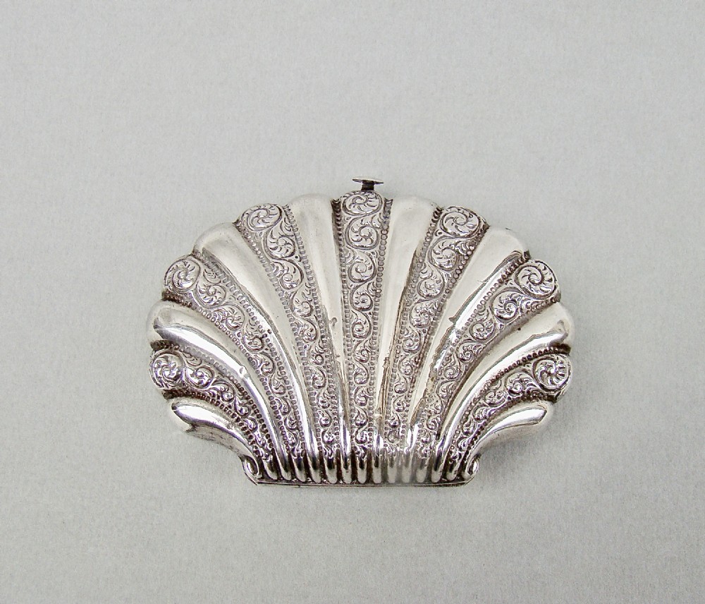 EXQUISITE VICTORIAN SILVER SHELL SHAPED COIN PURSE, CIRCA 1880 View II