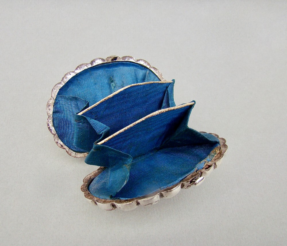 EXQUISITE VICTORIAN SILVER SHELL SHAPED COIN PURSE, CIRCA 1880 View III