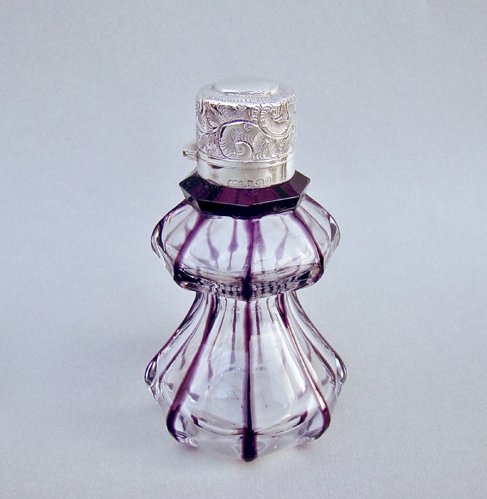  VICTORIAN SILVER MOUNTED AMETHYST OVERLAY GLASS SCENT BOTTLE BY ABRAHAMS & CO, BIRMINGHAM 1900