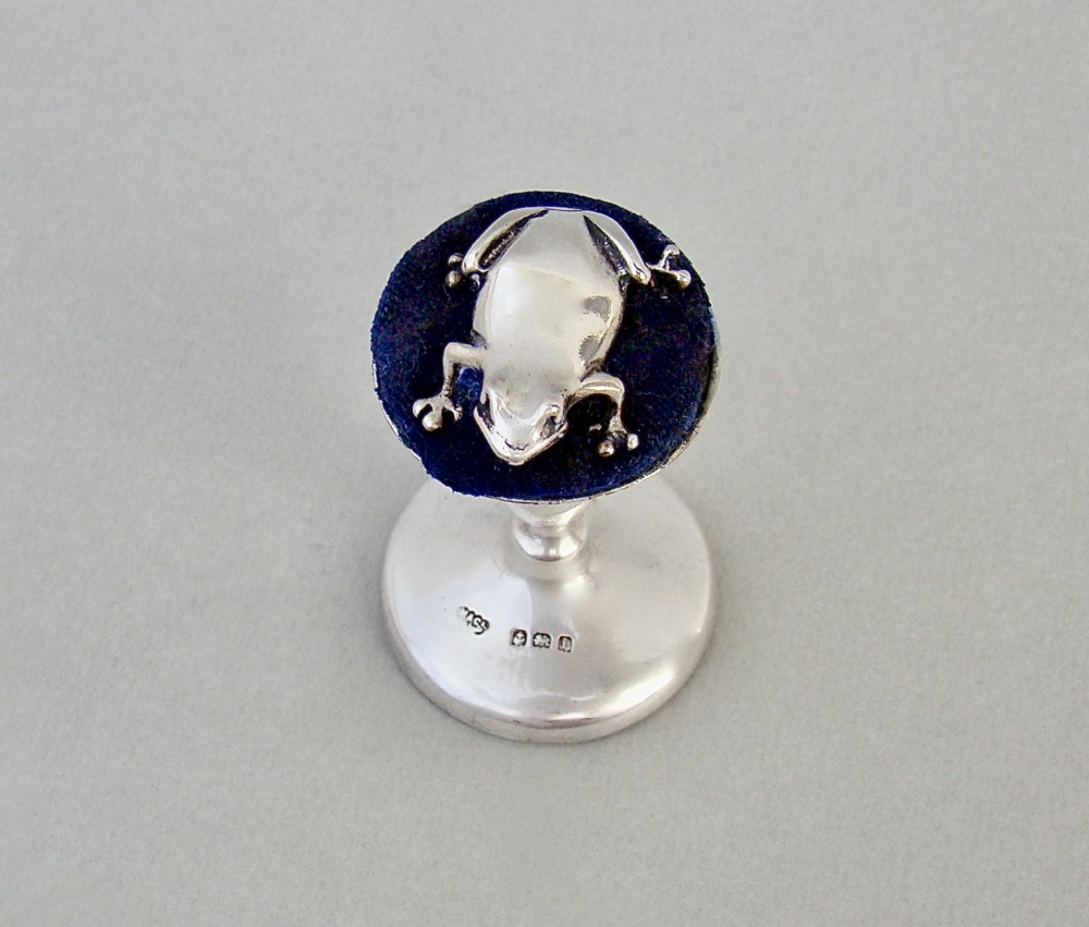 RARE EDWARDIAN NOVELTY SILVER FROG ON PEDESTAL PIN CUSHION BY MUNSEY & CO, BIRMINGHAM 1908

