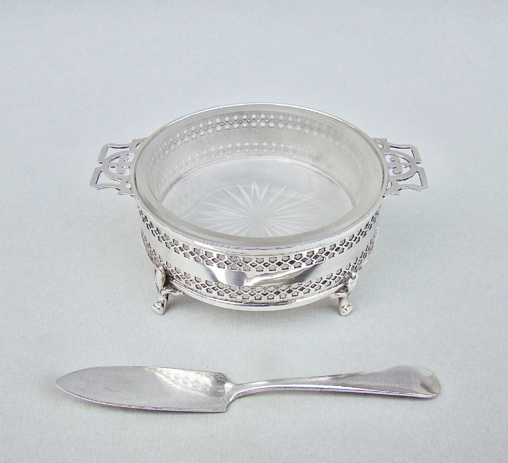 GEORGE V SILVER & FROSTED GLASS BUTTER DISH BY EDWARD SOUTER BARNSLEY, BIRMINGHAM 1919 
