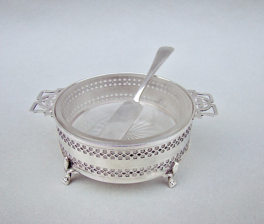 GEORGE V SILVER & FROSTED GLASS BUTTER DISH BY EDWARD SOUTER BARNSLEY, BIRMINGHAM 1919 
 View II