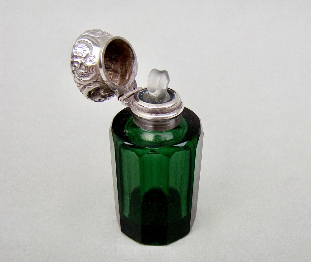 SMALL VICTORIAN SILVER MOUNTED GREEN GLASS GLASS SCENT BOTTLE , CIRCA 1890 View V