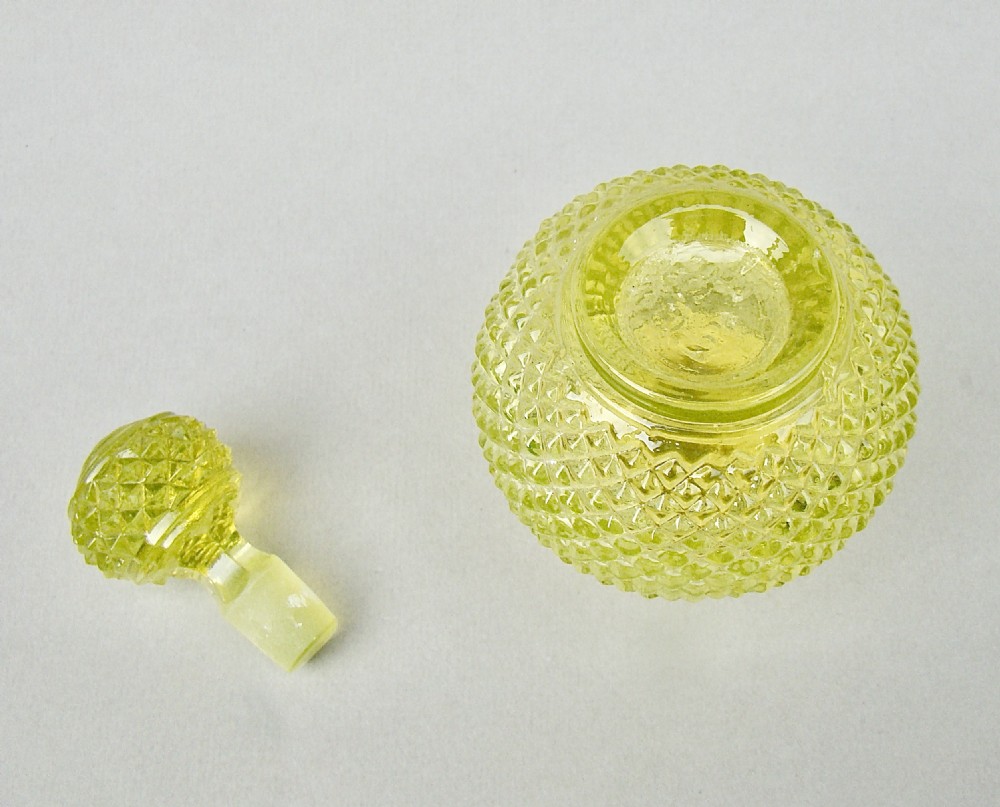 EDWARDIAN SILVER AND PRESSED CITRINE GLASS SCENT BOTTLE BY HART & SONS, LONDON 1908 View V