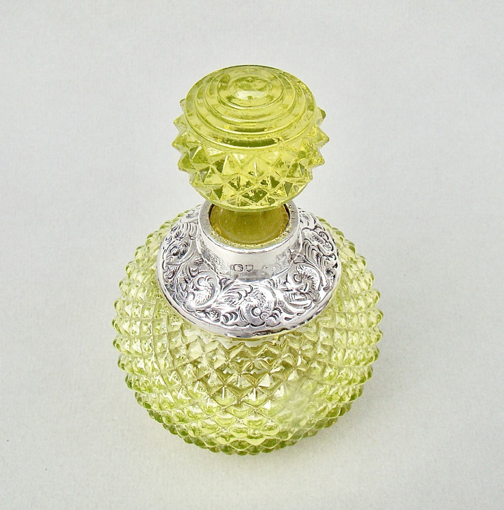 EDWARDIAN SILVER AND PRESSED CITRINE GLASS SCENT BOTTLE BY HART & SONS, LONDON 1908