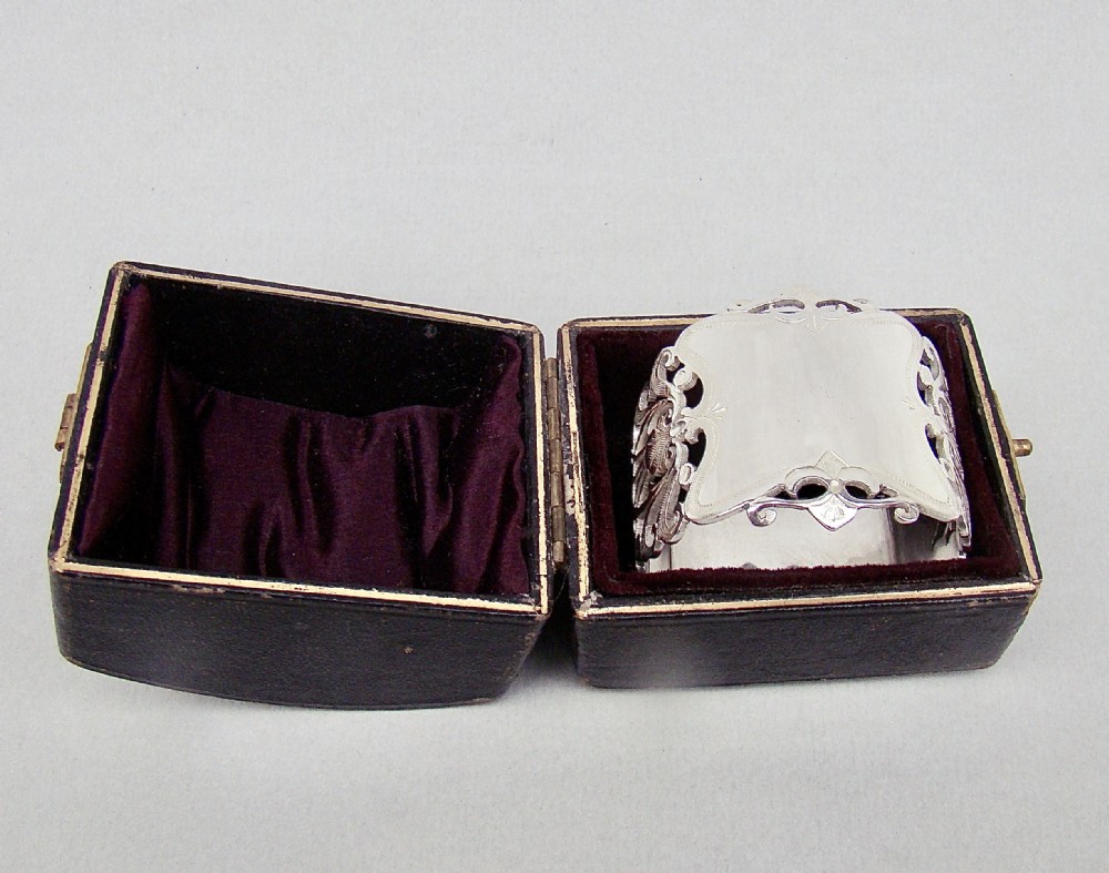 STUNNING CASED EDWARDIAN SILVER NAPKIN RING BY LEVESLEY BROTHERS, SHEFFIELD 1905