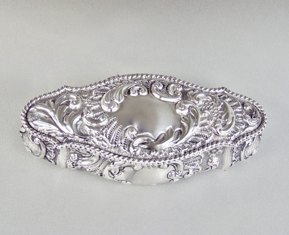 SUPERB LARGE EDWARDIAN SILVER DRESSING TABLE BOX BY WILLIAM NEALE, CHESTER 1901 View VI