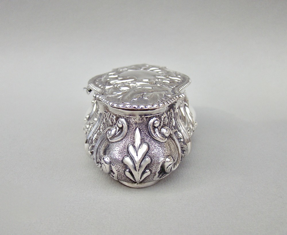 SUPERB LARGE EDWARDIAN SILVER DRESSING TABLE BOX BY WILLIAM NEALE, CHESTER 1901 View VII