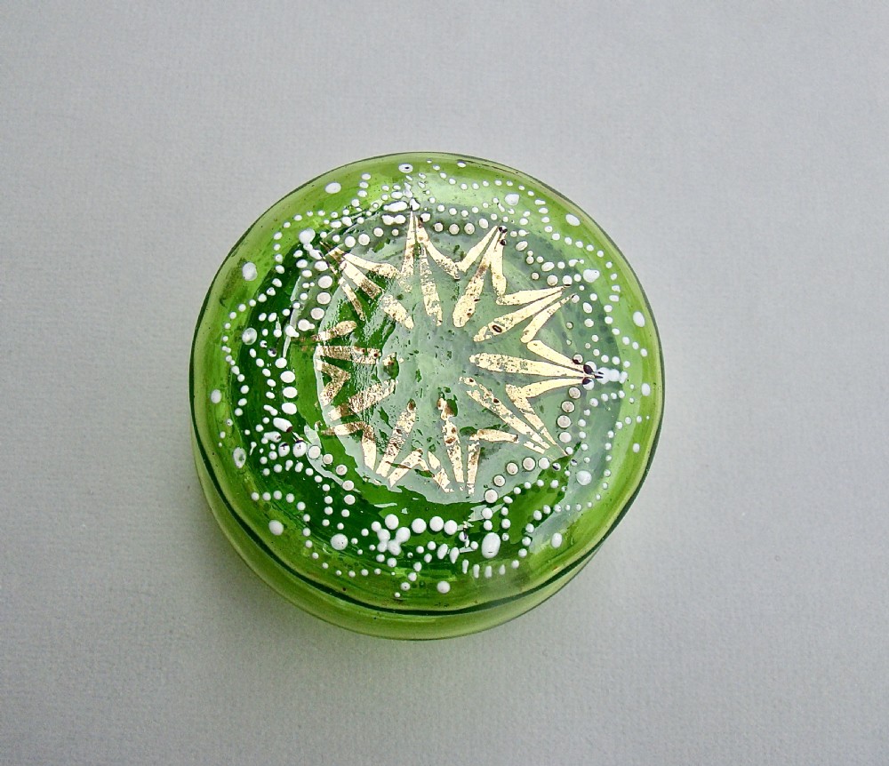 DELIGHTFUL 19TH CENTURY FRENCH GREEN GLASS ENAMELLED TRINKET BOX, CIRCA 1890 View II