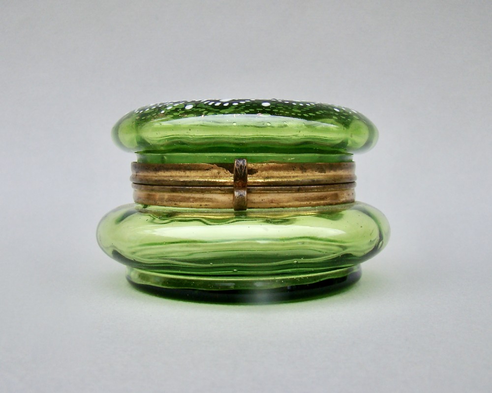 DELIGHTFUL 19TH CENTURY FRENCH GREEN GLASS ENAMELLED TRINKET BOX, CIRCA 1890 View III