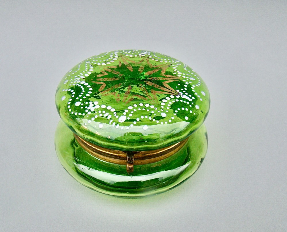 DELIGHTFUL 19TH CENTURY FRENCH GREEN GLASS ENAMELLED TRINKET BOX, CIRCA 1890 View IV