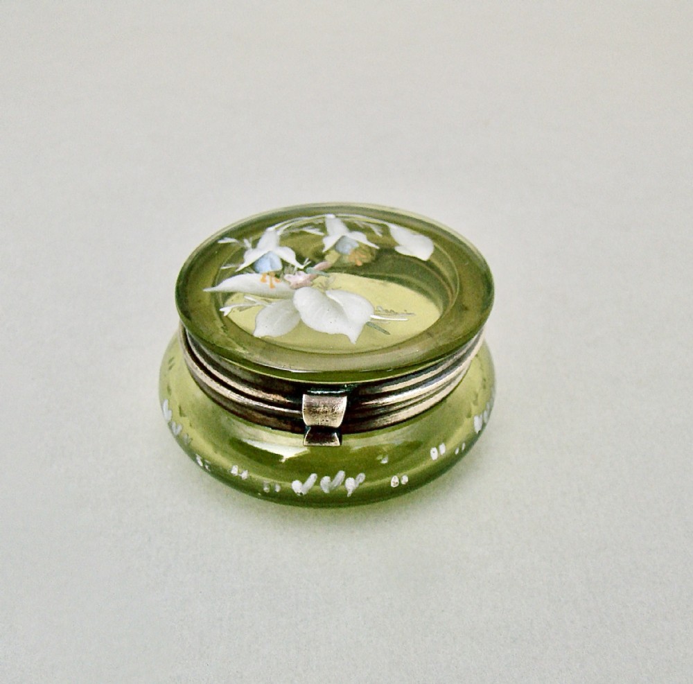 DELIGHTFUL FRENCH ART NOUVEAU GREEN GLASS ENAMELLED TRINKET BOX, CIRCA 1900