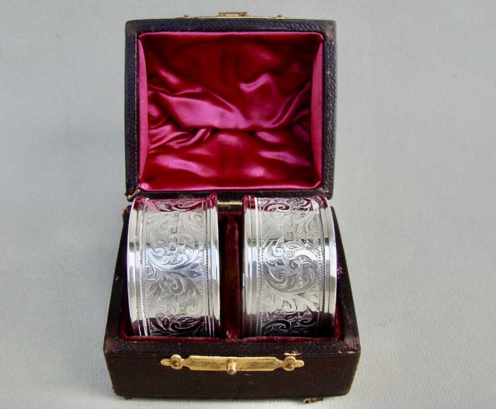 CASED PAIR OF EDWARDIAN ENGRAVED SILVER NAPKIN RINGS BY THE ROLASON BROTHERS, CHESTER 1903 View II