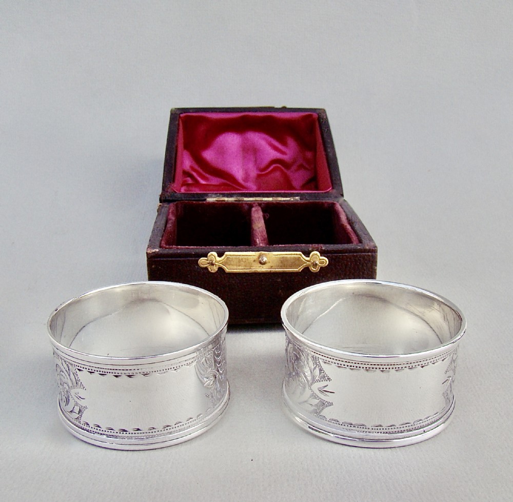 CASED PAIR OF EDWARDIAN ENGRAVED SILVER NAPKIN RINGS BY THE ROLASON BROTHERS, CHESTER 1903