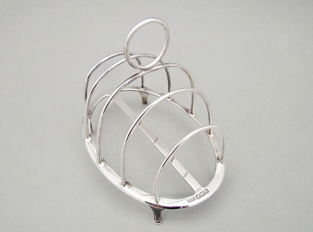 GOOD GEORGE V SILVER TOAST RACK BY WALKER & HALL, SHEFFIELD 1922
