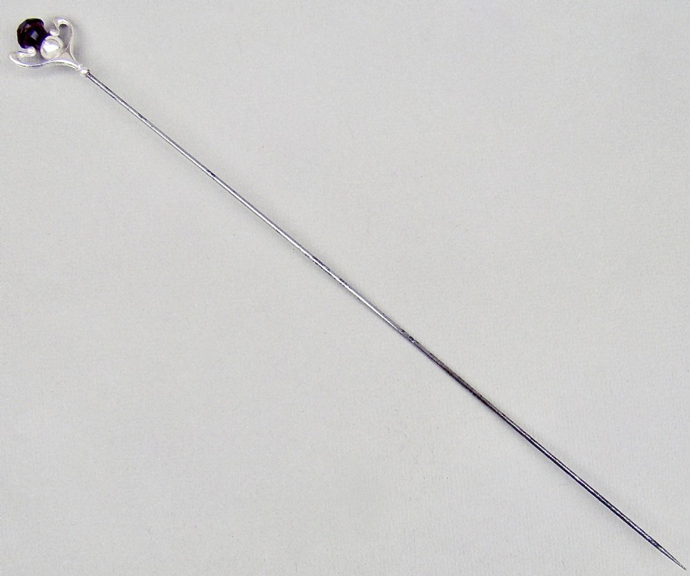 DELIGHTFUL ART NOUVEAU SILVER & AMETHYST GLASS HAT PIN BY PEARCE & THOMPSON, BIRMINGHAM 1909 View III