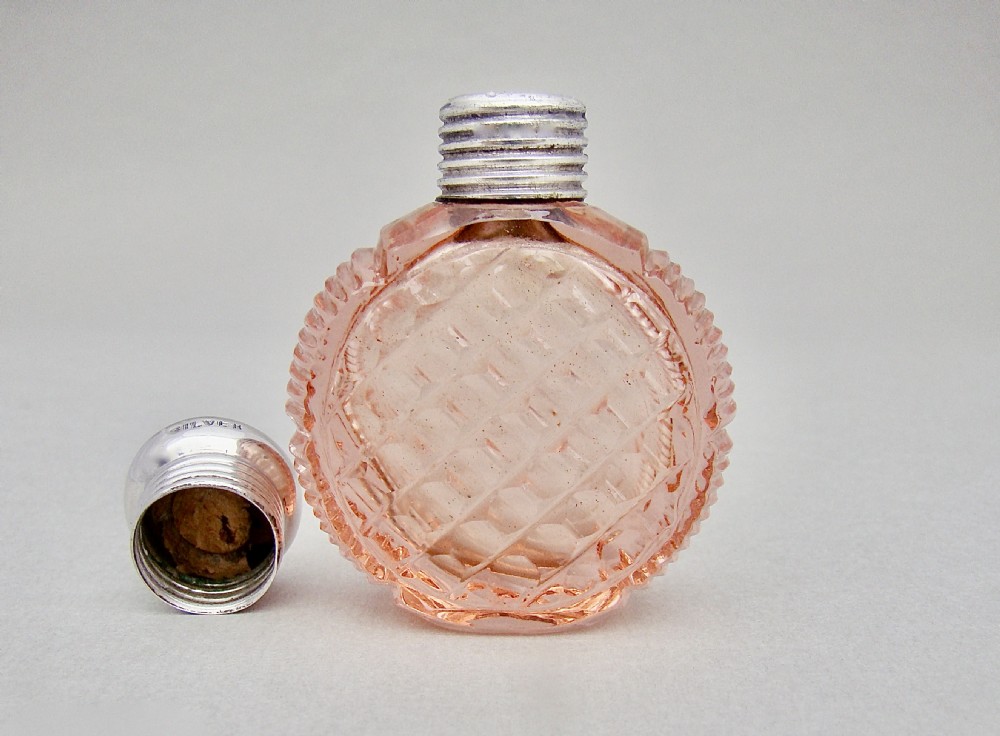 DELIGHTFUL ART DECO SILVER AND PRESSED GLASS SCENT BOTTLE, CIRCA 1930
 View VI