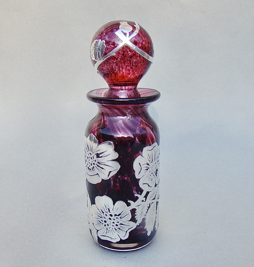 UNUSUAL 2OTH CENTURY OVERLAY SILVER AND ART GLASS SCENT BOTTLE, CIRCA 1960