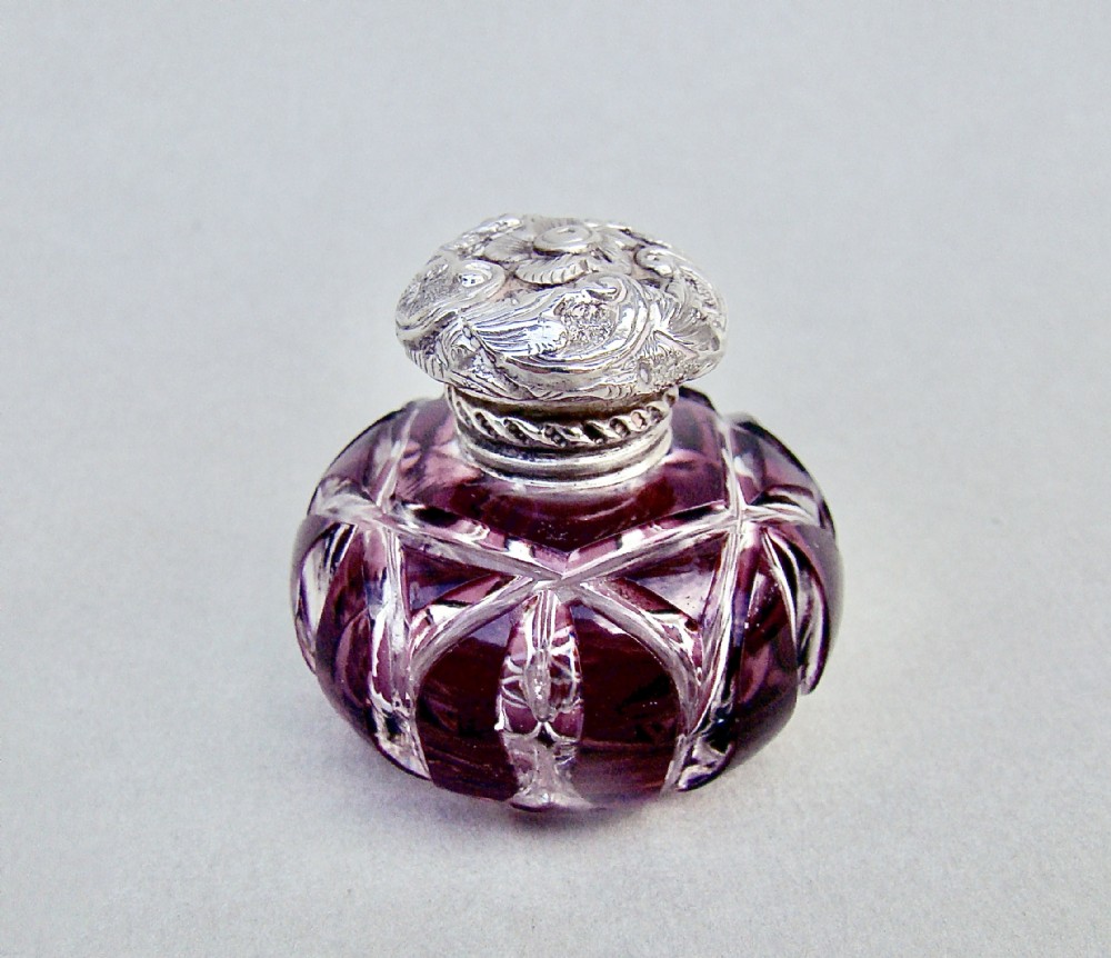 EXQUISITE VICTORIAN SILVER MOUNTED AMETHYST GLASS VINAIGRETTE, CIRCA 1800