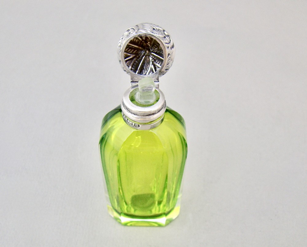 EXQUISITE VICTORIAN SILVER & LIME GREEN SLICED-CUT GLASS SCENT BOTTLE BY CHARLES MAY, BIRMINGHAM 1900 View IV
