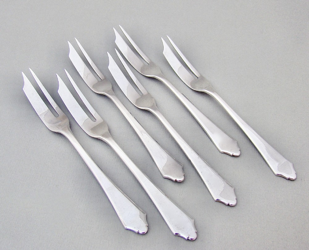 CASED SET OF SIX SILVER DOG NOSE PATTERN CAKE FORKS BY DEAKIN & FRANCIS, BIRMINGHAM 1927
 View II