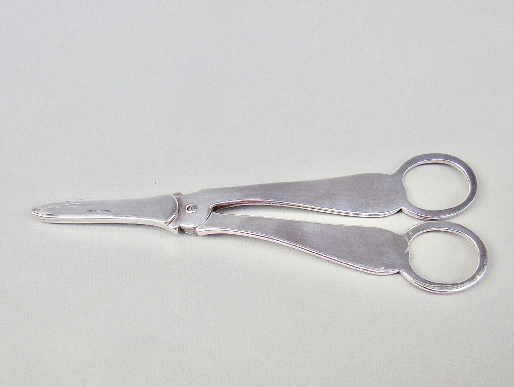 CASED PAIR OF VICTORIAN SILVER GRAPE SCISSORS BY JOSIAH WILLIAMS & CO, LONDON 1899 View IV