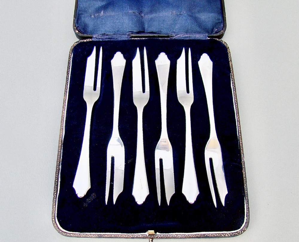 CASED SET OF SIX SILVER DOG NOSE PATTERN CAKE FORKS BY DEAKIN & FRANCIS, BIRMINGHAM 1927
