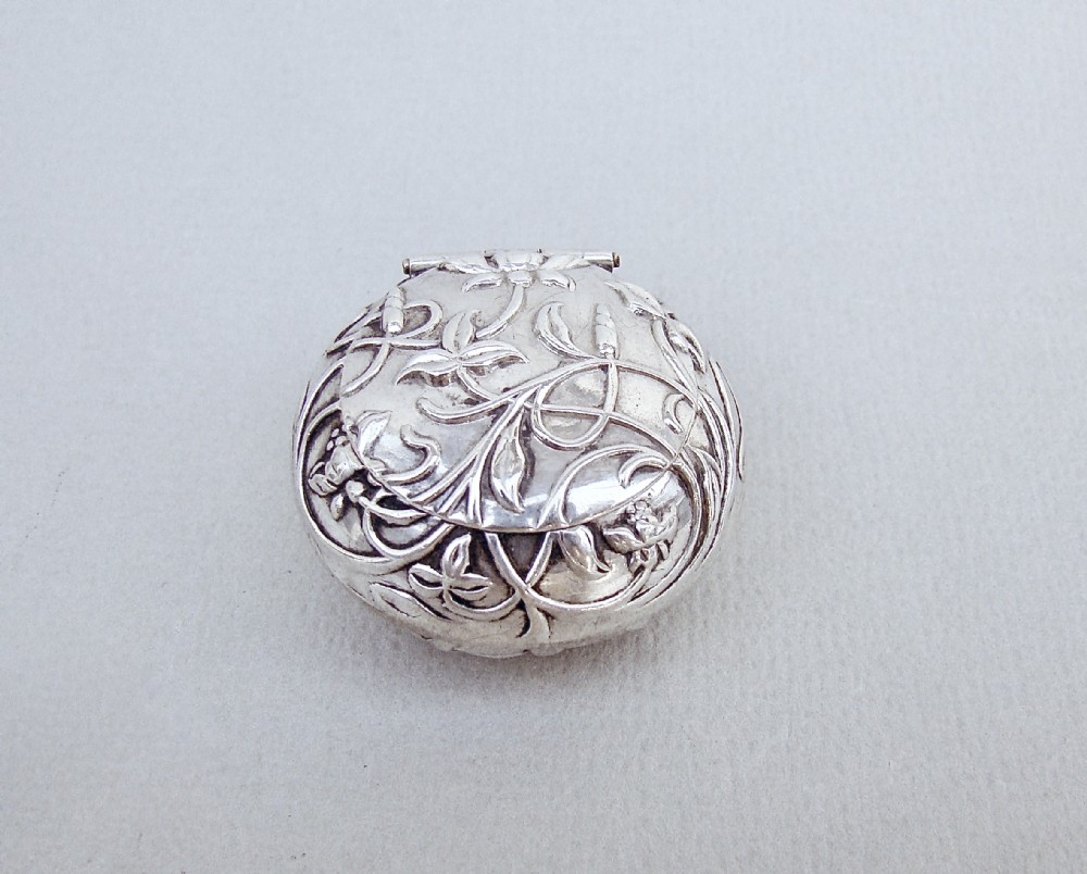 EXQUISITE ART NOUVEAU SILVER PILL BOX BY LEVI & SALAMAN, BIRMINGHAM 1902