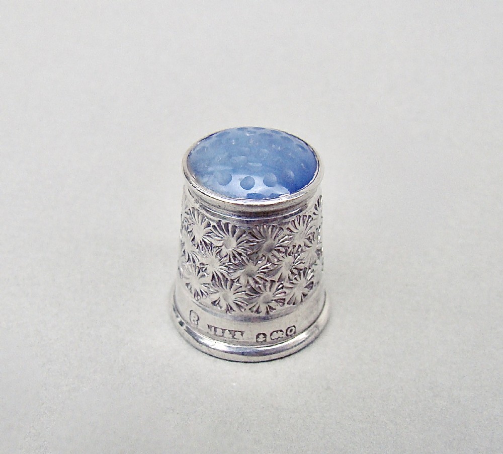 GEORGE V SILVER & AGATE THIMBLE BY JAMES SWANN & SON, BIRMINGHAM 1913