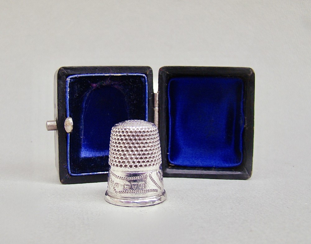 DELIGHTFUL CASED GEORGE V SILVER THIMBLE BY CHARLES HORNER, CHESTER 1923