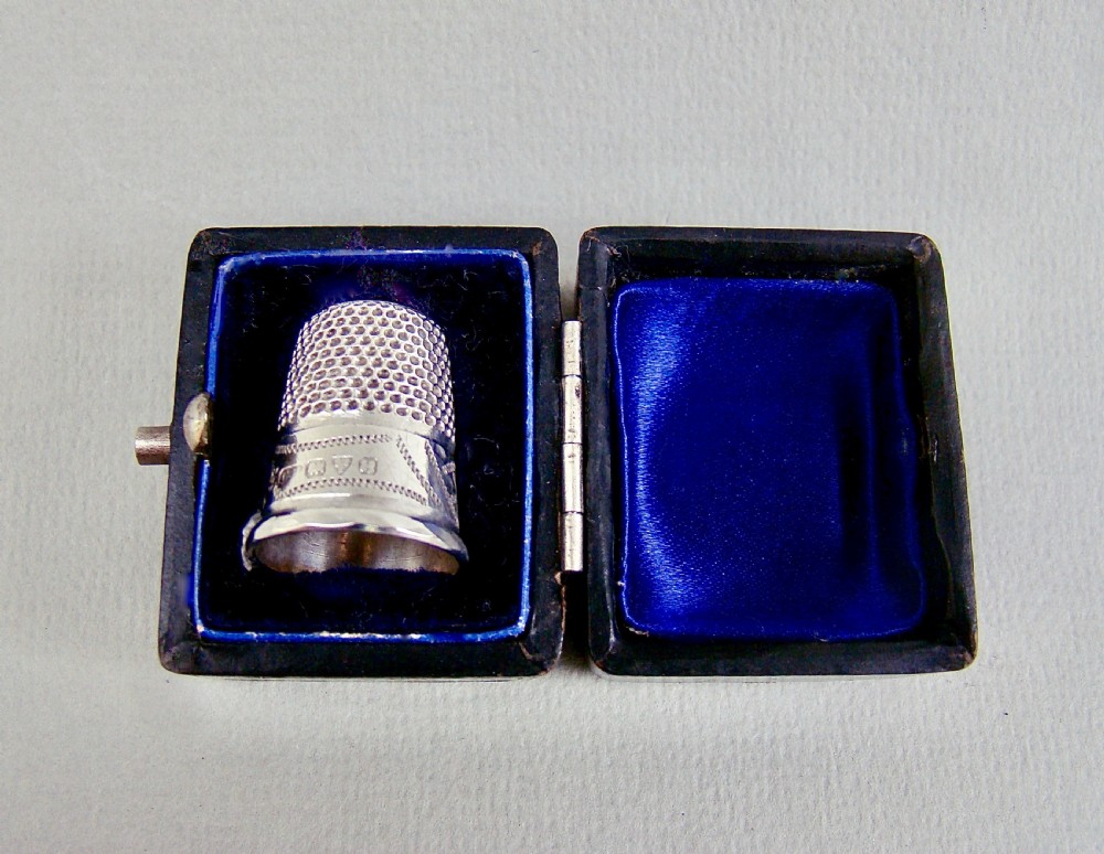 DELIGHTFUL CASED GEORGE V SILVER THIMBLE BY CHARLES HORNER, CHESTER 1923 View II