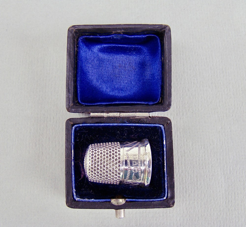 DELIGHTFUL CASED GEORGE V SILVER THIMBLE BY CHARLES HORNER, CHESTER 1923 View III