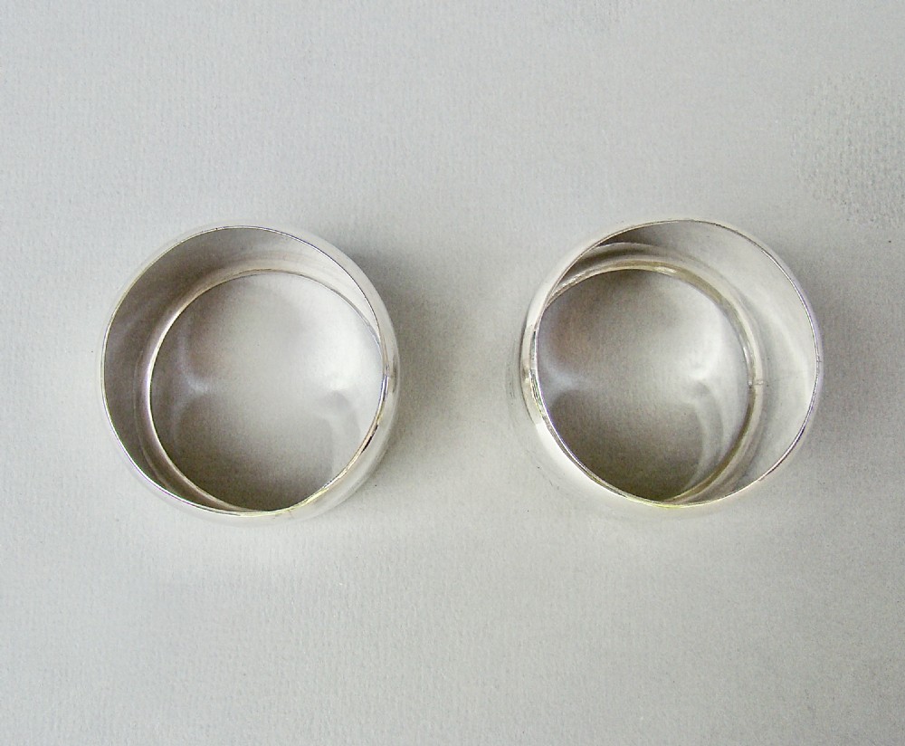 EXQUISITE CASED PAIR OF VICTORIAN SILVER AESTHETIC MOVEMENT NAPKIN RINGS, LONDON 1881 View V