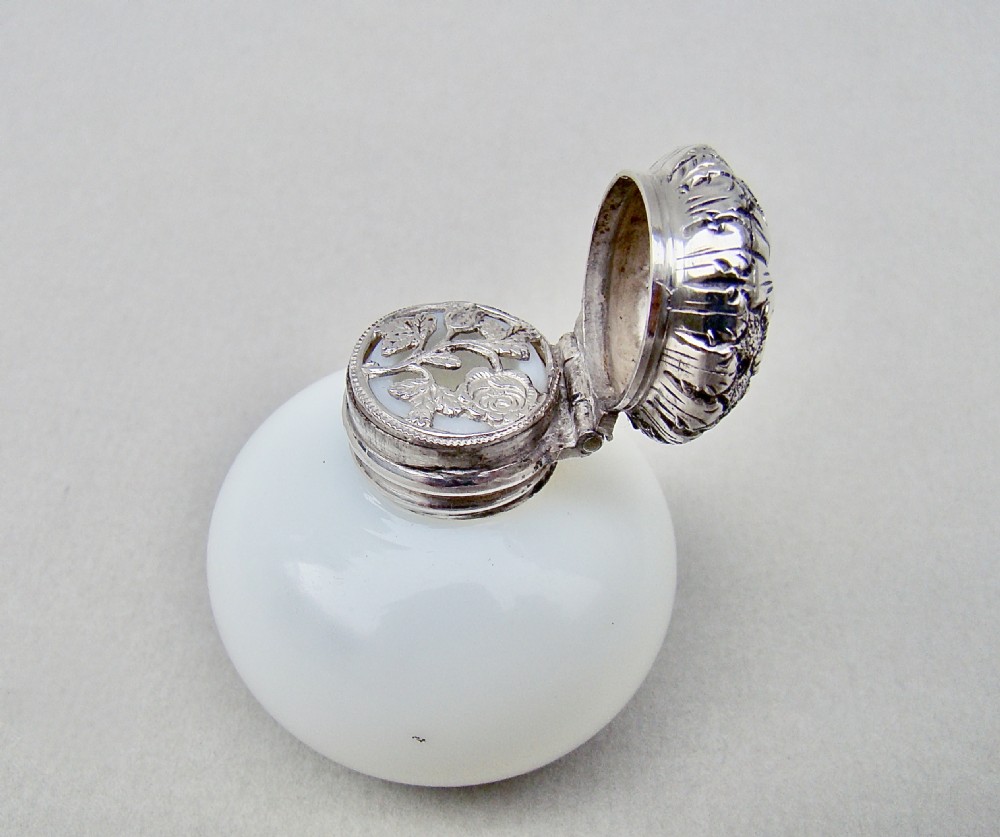 RARE VICTORIAN SILVER & OPALINE GLASS VINAIGRETTE, CIRCA 1890 View IV