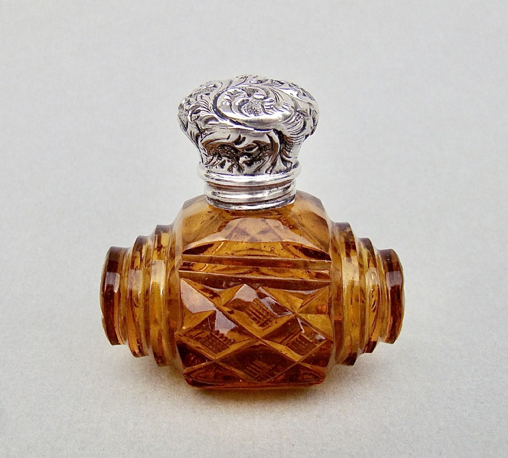 CHARMING VICTORIAN SILVER AND AMBER GLASS SCENT BOTTLE, CIRCA 1880