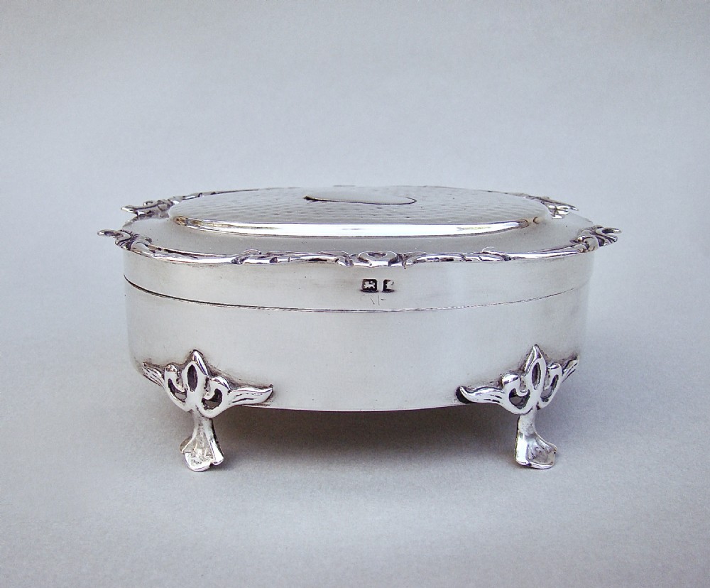 STUNNING ARTS & CRAFT SPOT-HAMMERED SILVER JEWELLERY BOX BY HENRY MATTHEWS, BIRMINGHAM 1905 View III