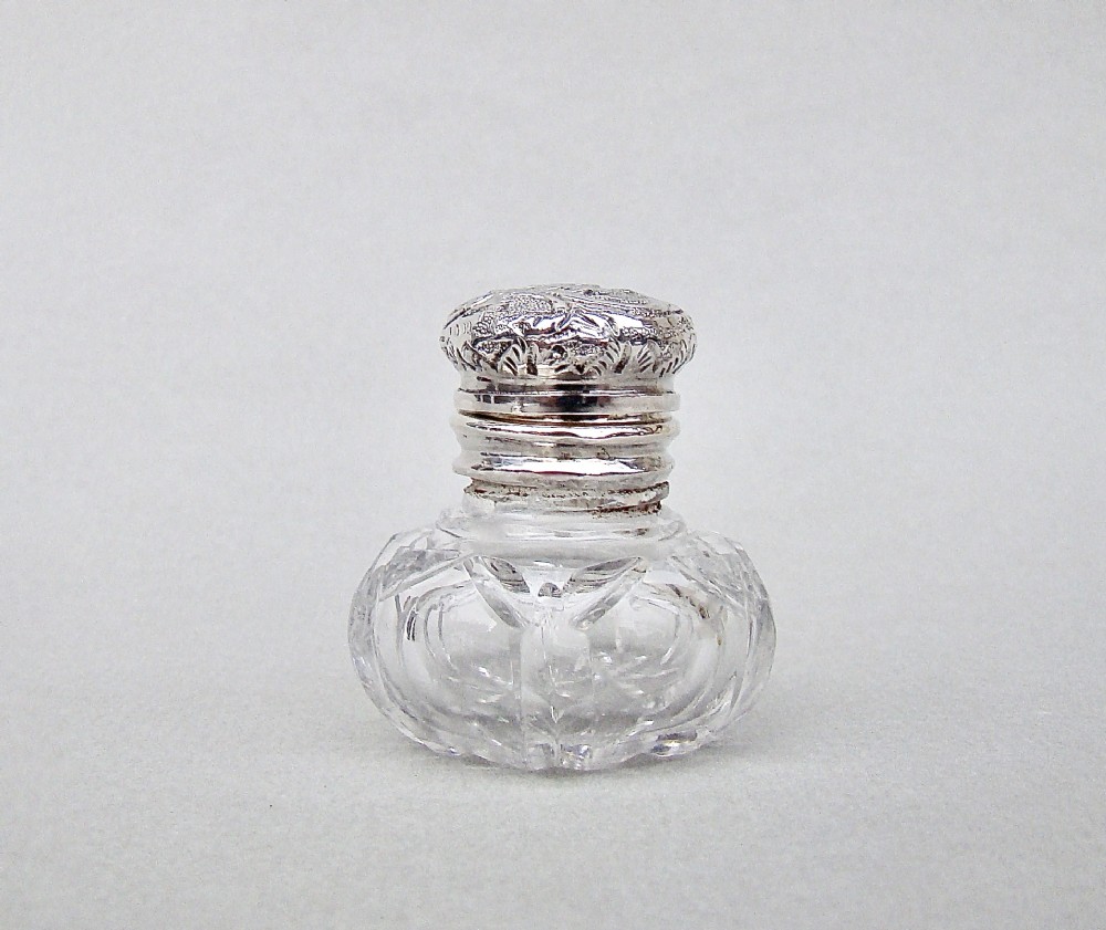 EXQUISITE VICTORIAN SILVER MOUNTED CUT GLASS VINAIGRETTE, CIRCA 1890