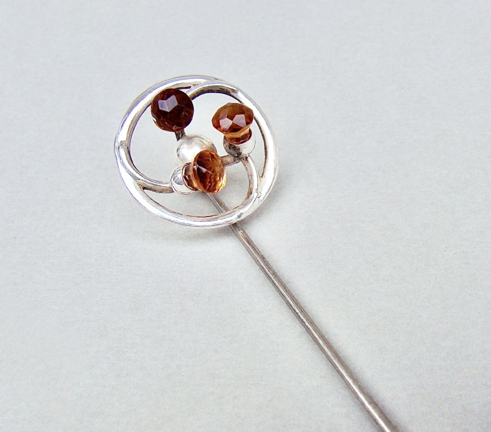 EXQUISITE SILVER & AMBER GLASS HAT PIN BY CHARLES HORNER, CHESTER 1923