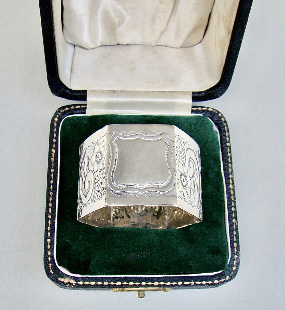 EXQUISITE CASED VICTORIAN SILVER NAPKIN RING BY WILLIAM THORNEYWORK, BIRMINGHAM 1899